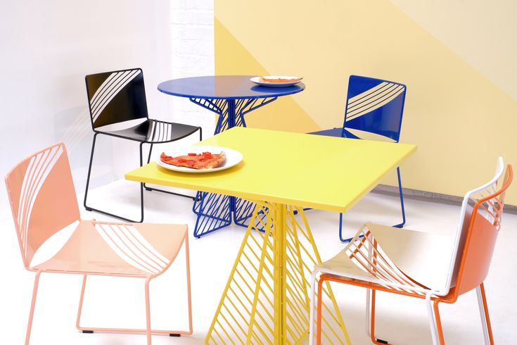 kursi kafe unik dengan tema warna-warni