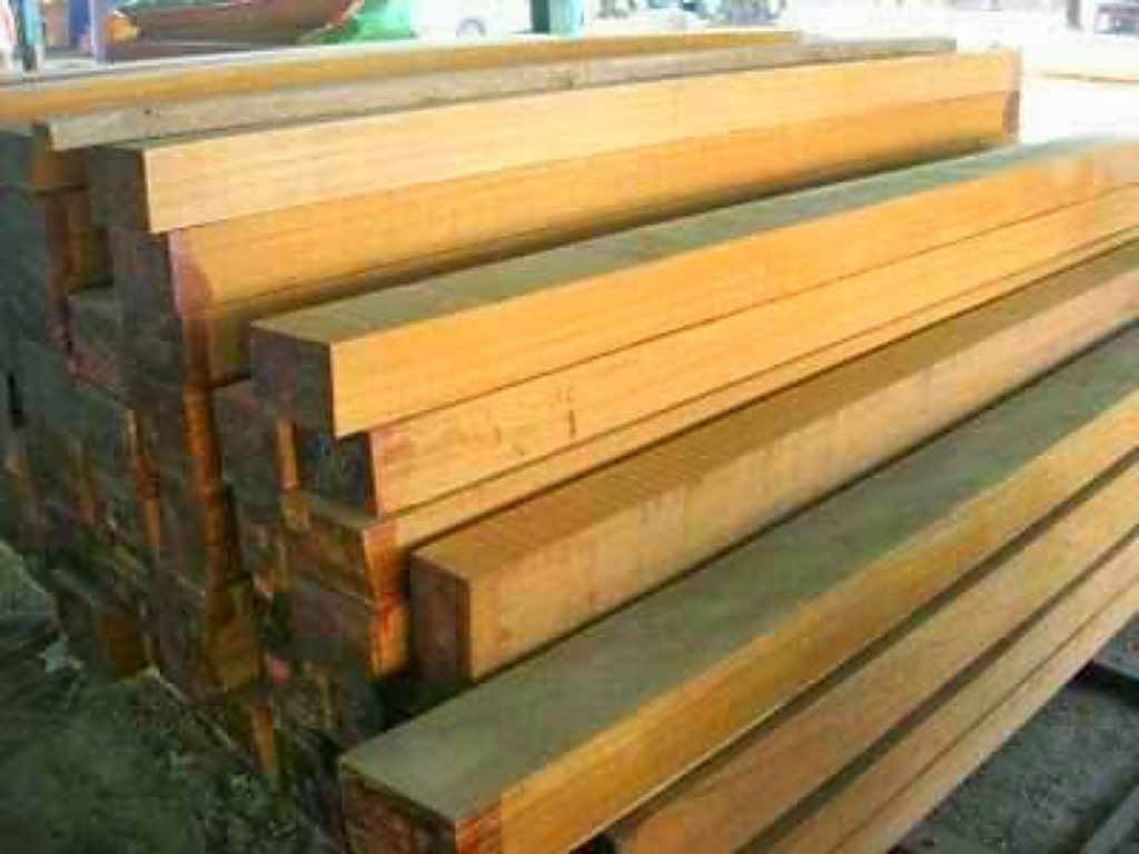 kayu kaper yang ditumpuk di gudang dan siap untuk didistribusikan atau dijadikan furniture