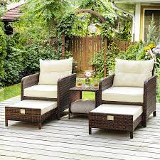 furnitur patio yang dipasang di area outdoor