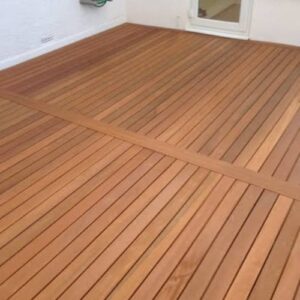 lantai kayu terdiri dari latai kayu alam dan sintetis. lantai kayu di gambar ini adalah lantai kayu alami dari bahan kayu bengkirai