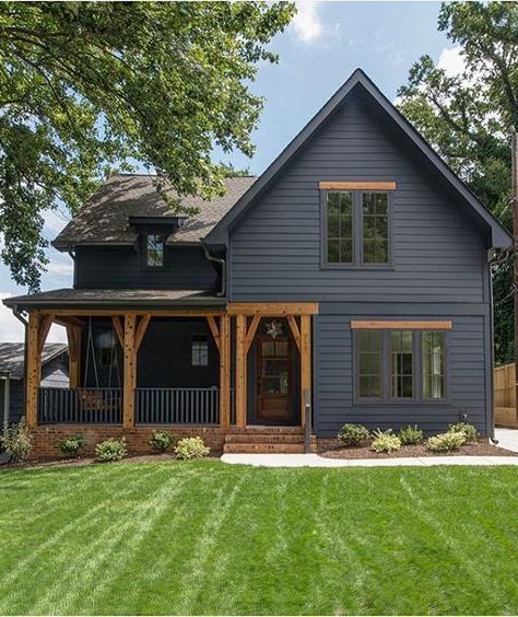 rumah kayu warna abu-abu hitam